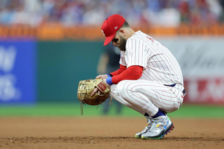 Bryce Harper sends message to Phillies fans after another disappointing  season
