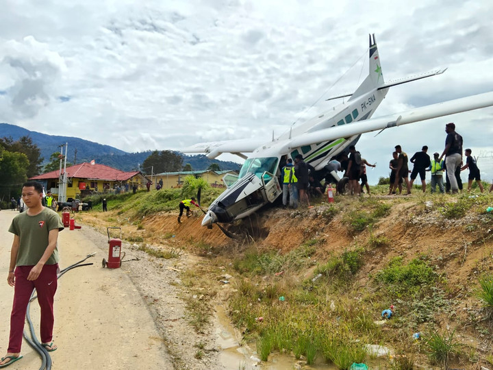 Pesawat Smart Air Terjatuh di Bandara Tiom Papua