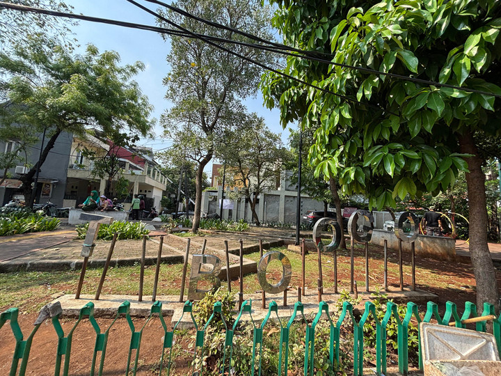 Papan Nama Taman Joglo Jakbar yang Rusak dan Berkarat