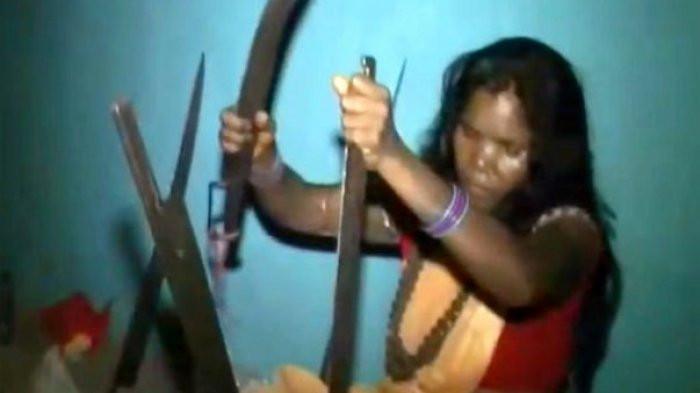 Atiqah Hasiholan Jadi Dukun di Film Horor, Pelajari Ilmu Perdukunan dari Internet