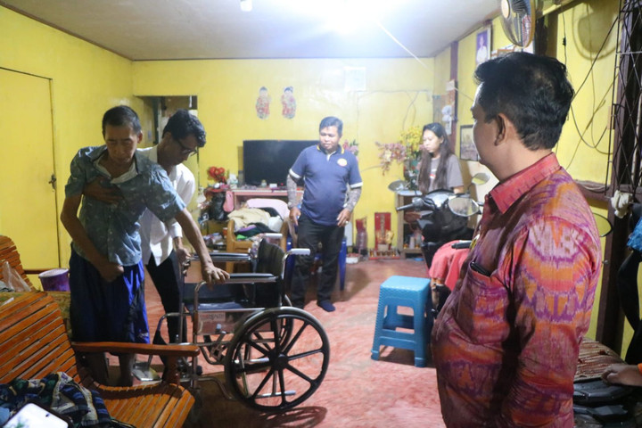 Pemkot Pontianak Bantu Warga Korban Tertimpa Pohon dengan Kursi Roda