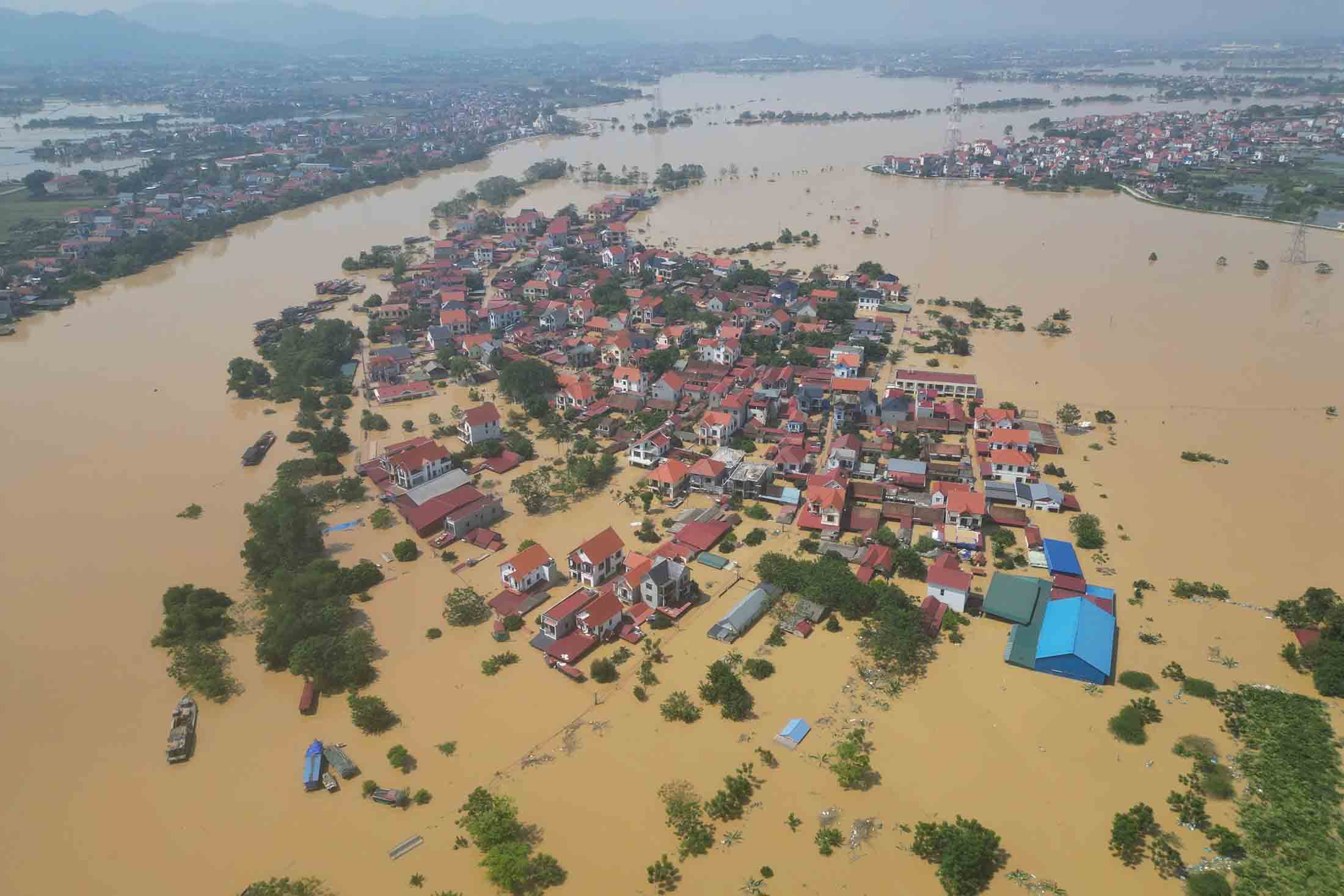 Cận cảnh nước sông Cầu mấp mé bờ đê gây ngập nhiều nhà dân ở Hà Nội