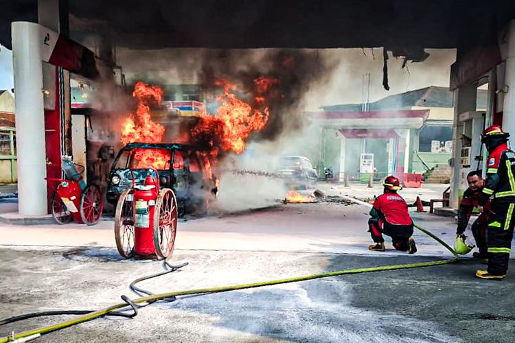 Minibus Terbakar di SPBU Cimahi, Diduga Bocorkan BBM via Tangki Modifikasi