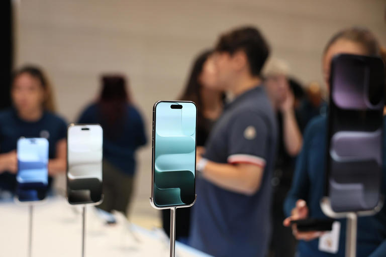 Americans are keeping phones longer. Here are the reasons