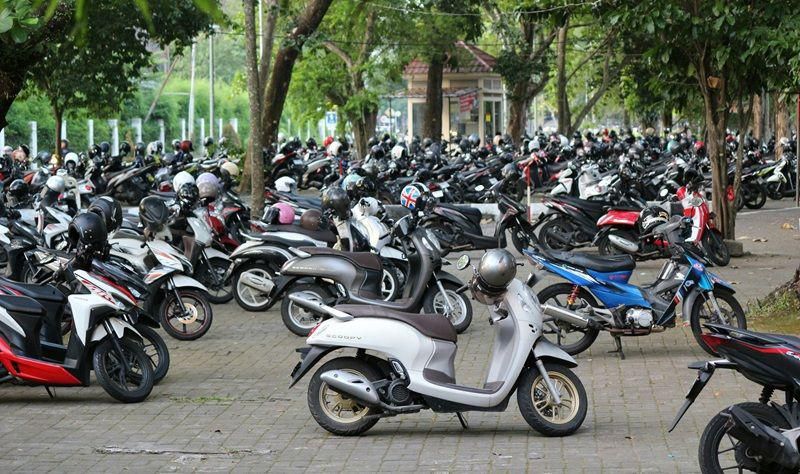 Bolehkah Moge Parkir di Area Mobil?