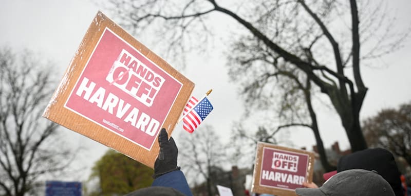 FILE PHOTO: Demonstrators rally on Cambridge Common in a protest organized by the City of Cambridge calling on Harvard leadership to resist interference at the university by the federal government in Cambridge, Massachusetts, U.S. April 12, 2025. REUTERS/Nicholas Pfosi/File Photo