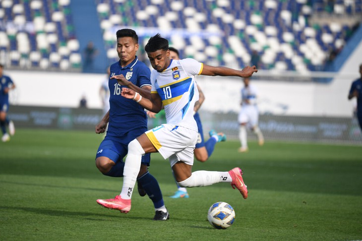 Thái Lan (trái) đang xếp dưới Sri Lanka - Ảnh: AFC