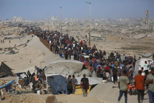 Palestinians, carrying the belongings they managed to take with them, move toward the northern part of the Gaza Strip (Photo: Stringer/Anadolu via Getty Images)