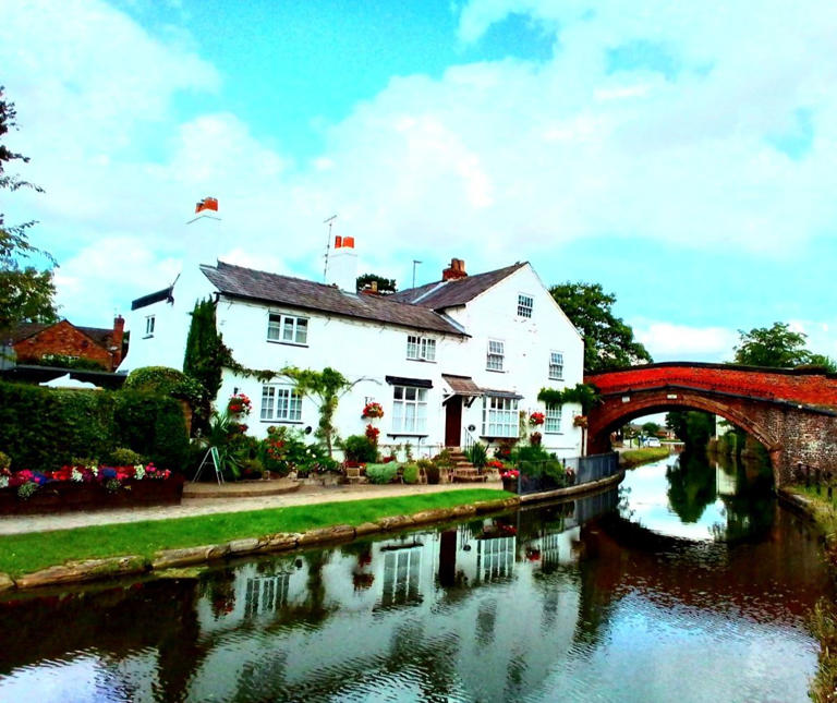 16-perfectly-timed-shots-reflecting-warrington-s-stunning-scenery