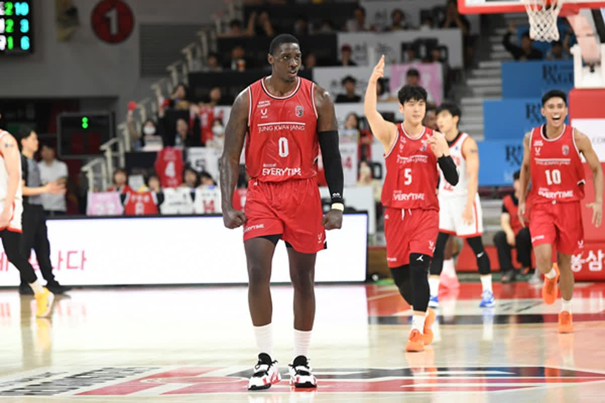 프로농구 SK, 정관장 꺾고 시즌 첫 4연승 달성…오세근 7000득점 돌파하며 공동 2위 도약