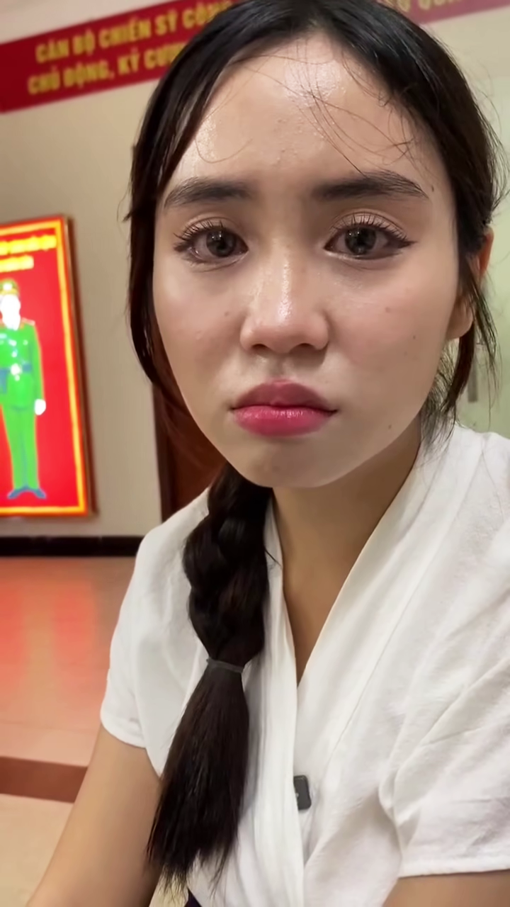 Maysaa rớm nước mắt mong muốn có thể "chuộc lại" chiếc điện thoại bị kẻ gian móc mất trong ngày 11/10 khi đang ở Hoàng thành Thăng Long.