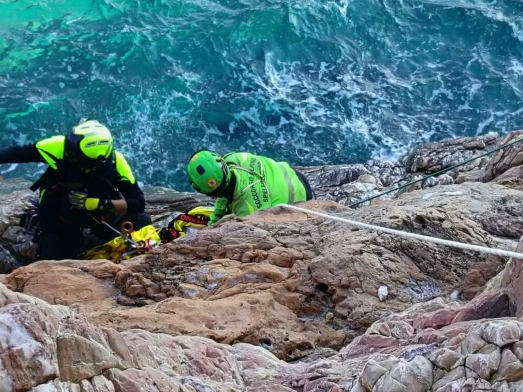 Climber cade per tre metri da una parete a picco sul mare: soccorsa e ...