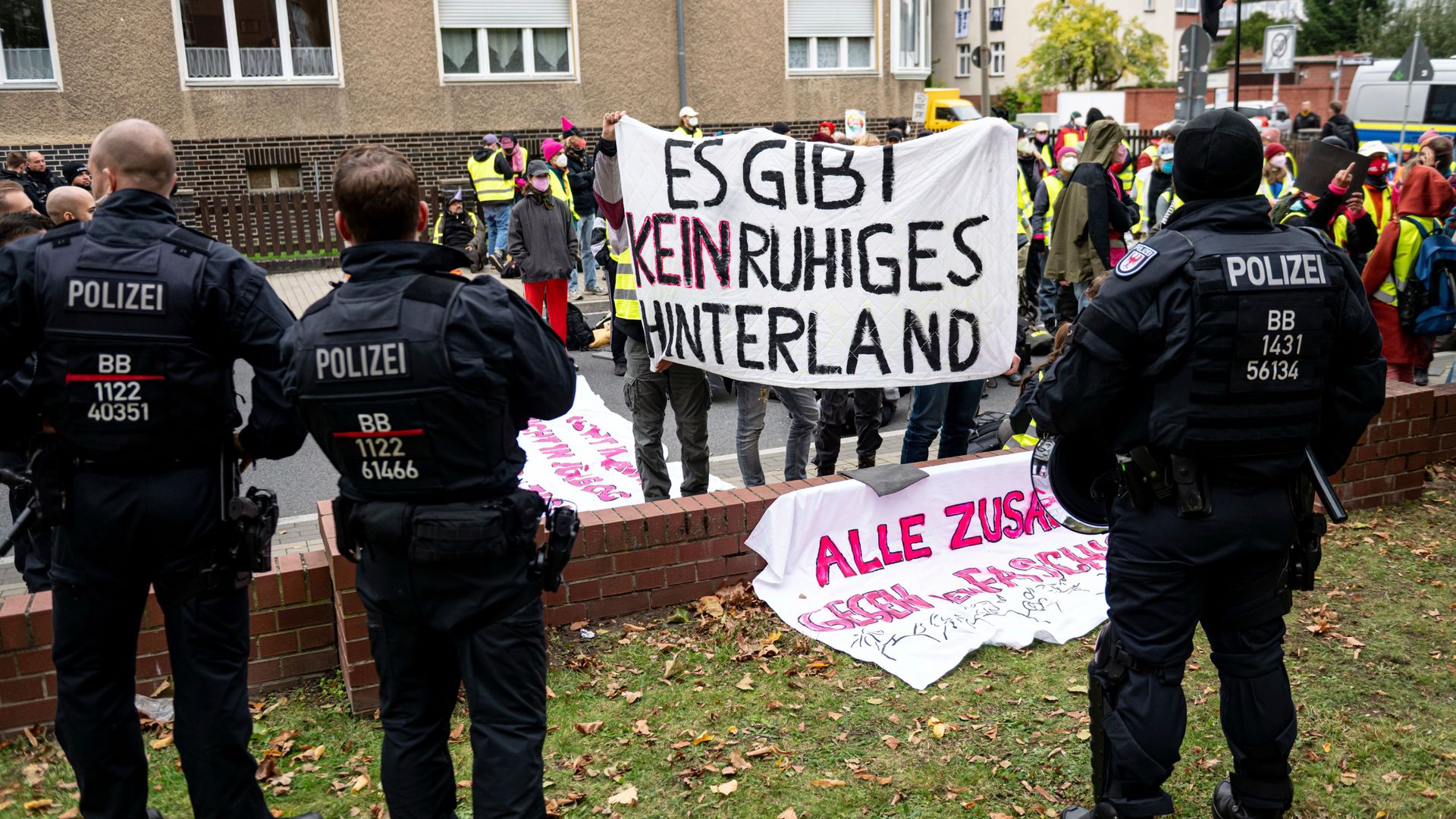 AfD Berlin: Proteste gegen Parteitag in Jüterborg