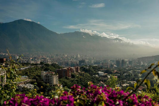 Vista do bairro onde está a embaixada americana em Caracas: fechada desde que os dois países cortaram relações diplomáticas em 2019 Foto: Adriana Loureiro Fernandez/The New York Times