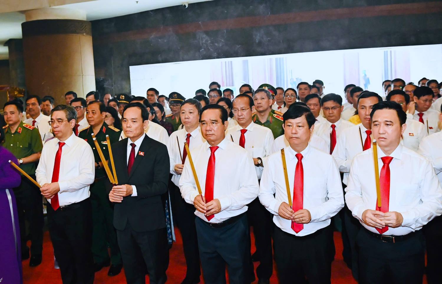 Bí thư Thành ủy TPHCM Trần Lưu Quang cùng đoàn đại biểu dâng hương tưởng nhớ các Vua Hùng