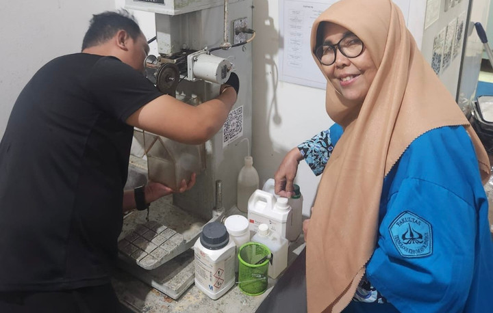 AA1OiuNv Wiwik Raih Doktor di Usia 63, Bangkitkan Semangat Belajar Pada Muda