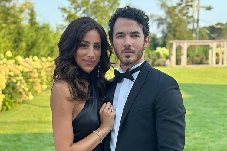 Istri Kevin Jonas Akui Terdiagnosis Penyakit Lyme Setelah Alami Kerontokan Rambut