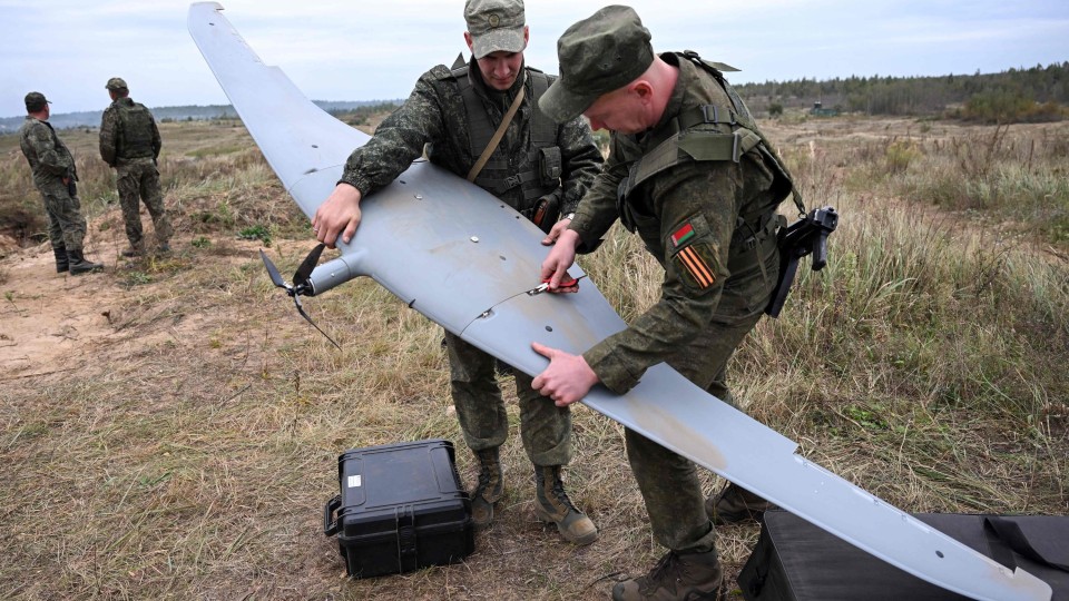 Auf dieser Seite der Front funktioniert die Zusammenarbeit: Beim russisch-belarussischen Manöver mit dem sprechenden Namen „Zapad 2025“ („Westen 2025“) präparieren belarussische Soldaten eine Drohne.