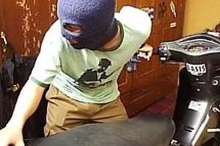 Berani! Aksi Pencurian Motor di Kembangan Jakarta Barat, Ancam Warga dengan Senjata di Siang Hari