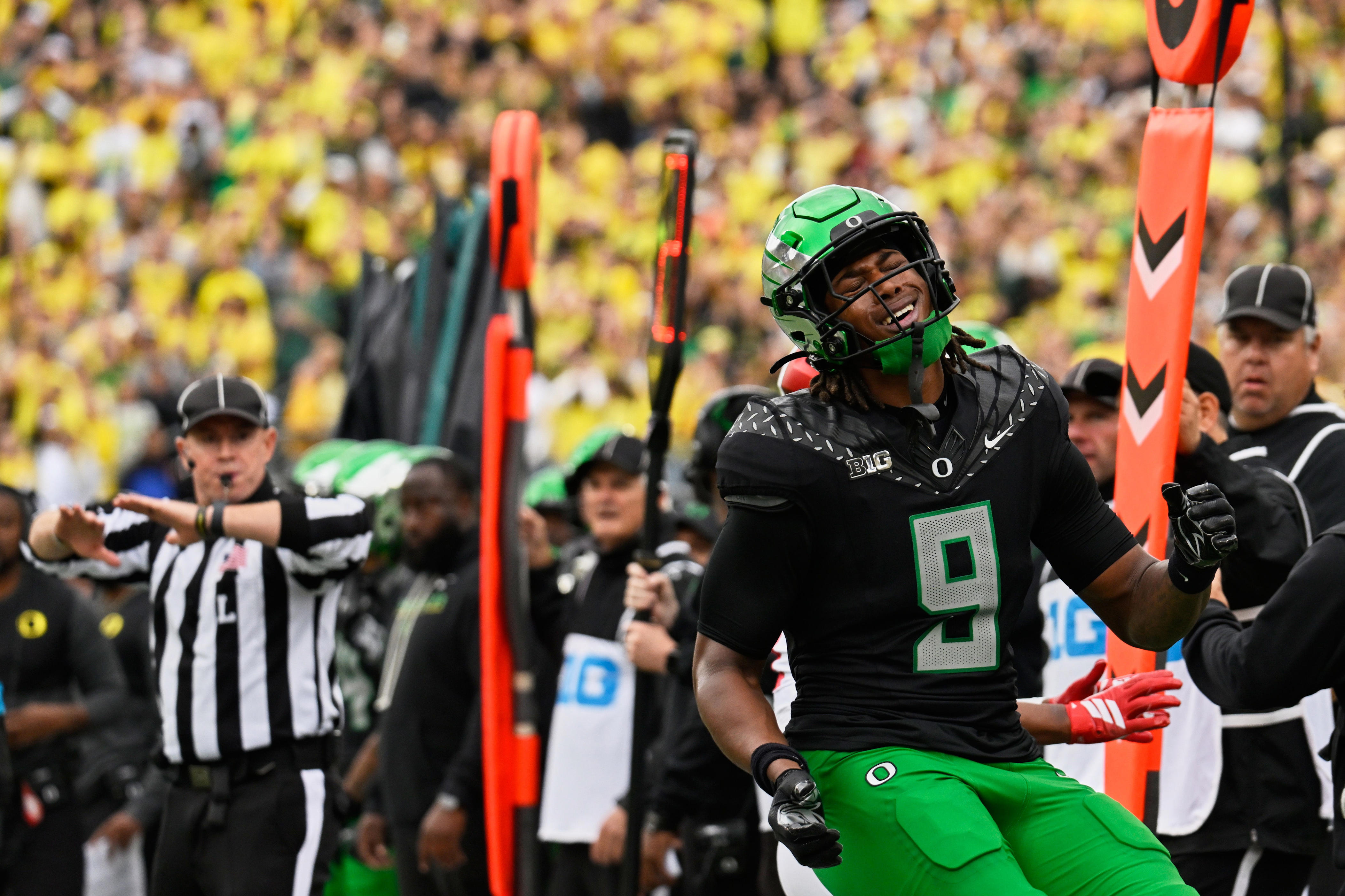 Oct 11, 2025; Eugene, Oregon, USA; Oregon Ducks tight end Jamari Johnson (9) reacts after dropping a pass against the Indiana Hoosiers during the second quarter at Autzen Stadium. Mandatory Credit: Troy Wayrynen-Imagn Images