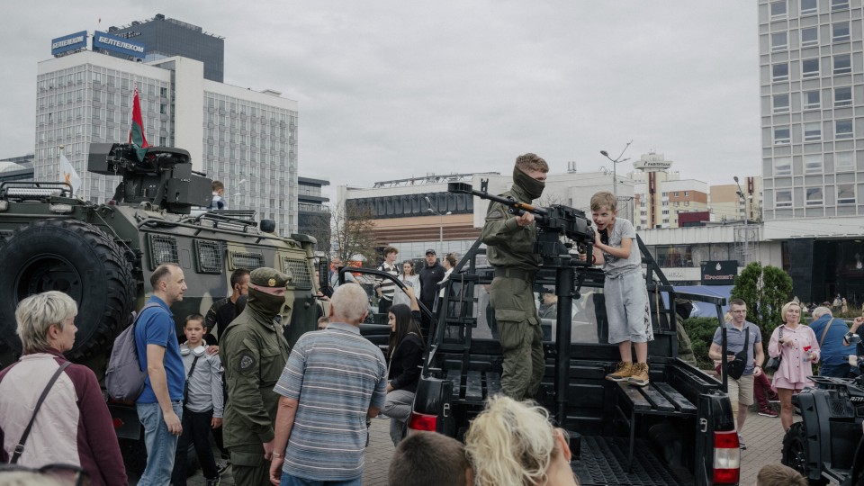 Vorführungen von Kriegsgerät sind Alltag auf den Straßen von Minsk.