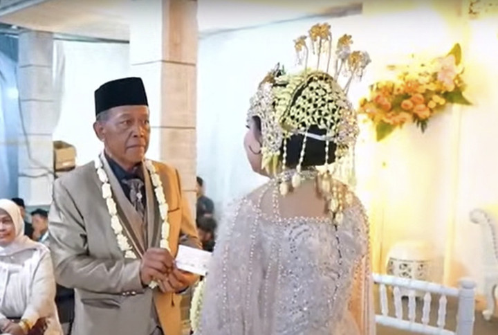 Kakek Tarman di Pacitan menikah dengan mahar cek Rp 3 miliar. Foto: Dok. AV Media