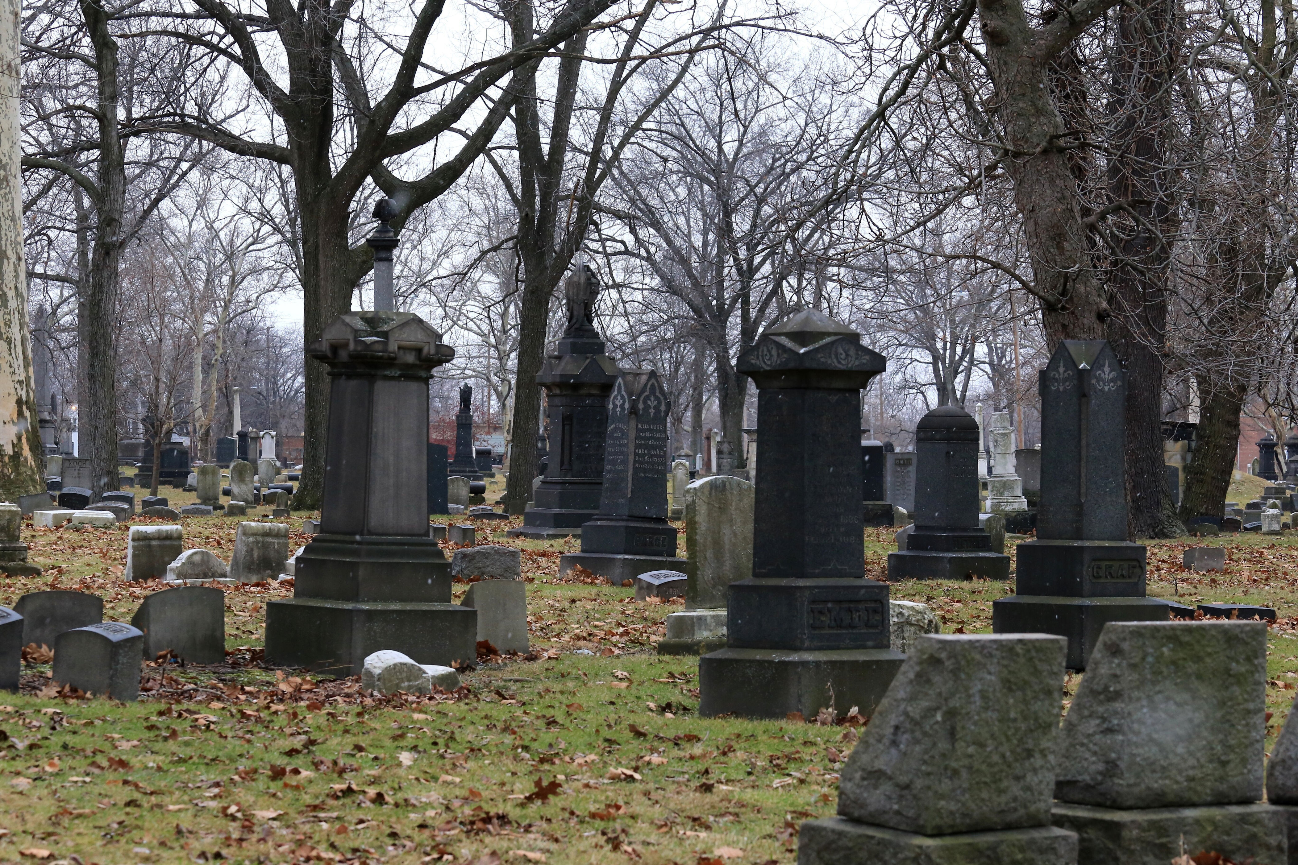 Here's The Difference Between A Cemetery And A Graveyard