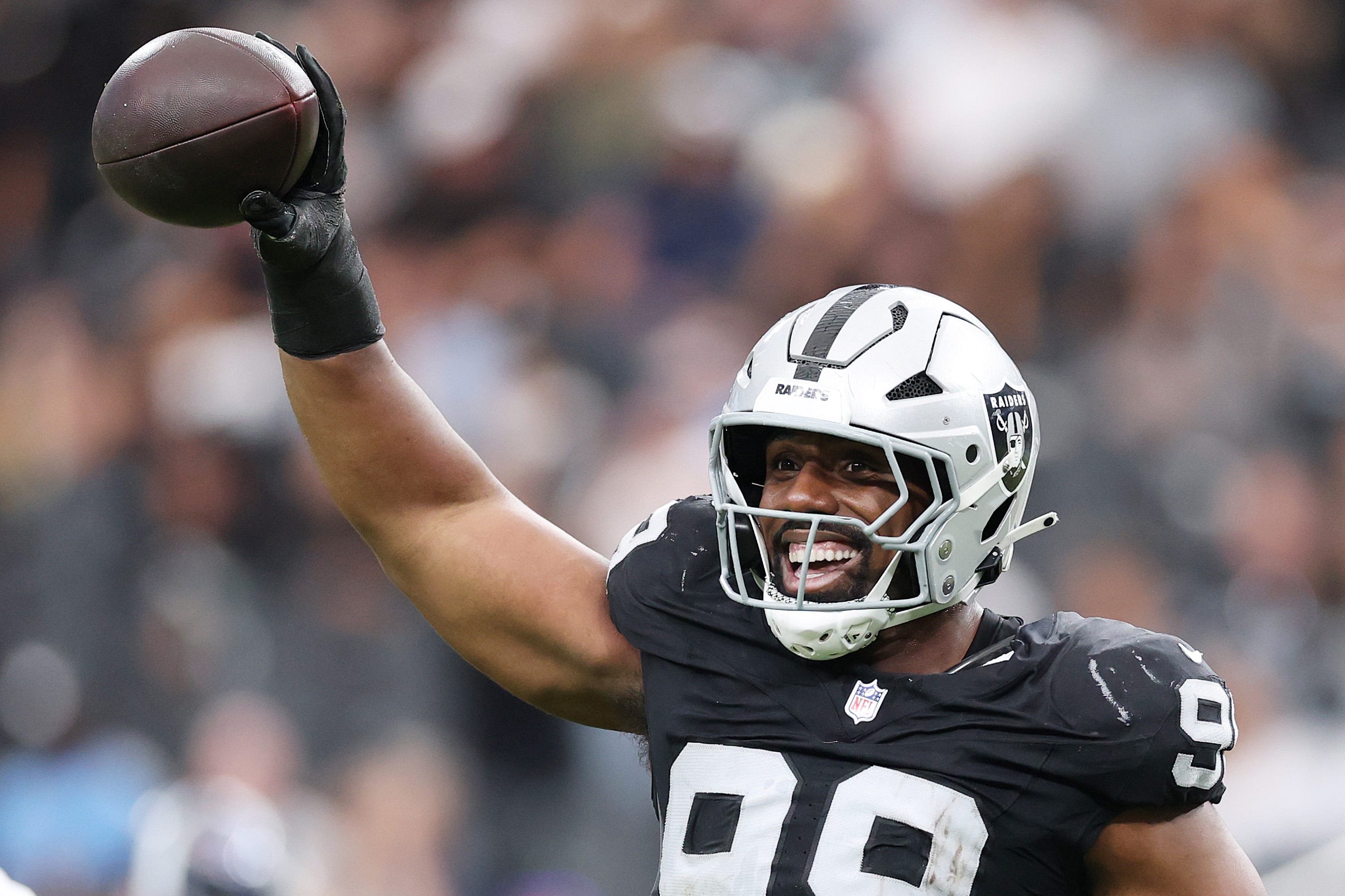 Raiders place RFA tenders on 2 starting linemen