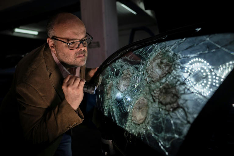 Leopoldo Cerdeira, director general de la empresa Ruhe Security, muestra una muestra de cristal blindado para automóviles tras haber sido disparado con balas en las instalaciones de la empresa en Ciudad de México el 3 de octubre de 2025