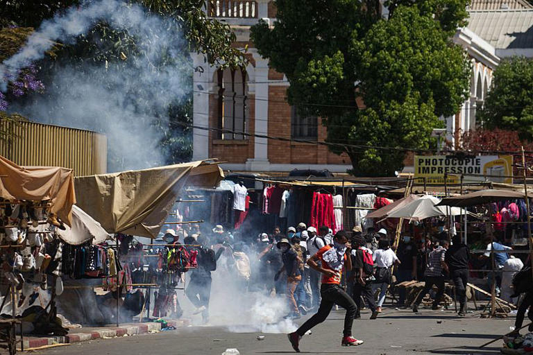 Manifestantes lanzan gases lacrimógenos durante una protesta que pide la dimisión del presidente en Antananarivo, Madagascar, el jueves 9 de octubre de 2025. (AP Photo/Alexander Joe) AP Photo