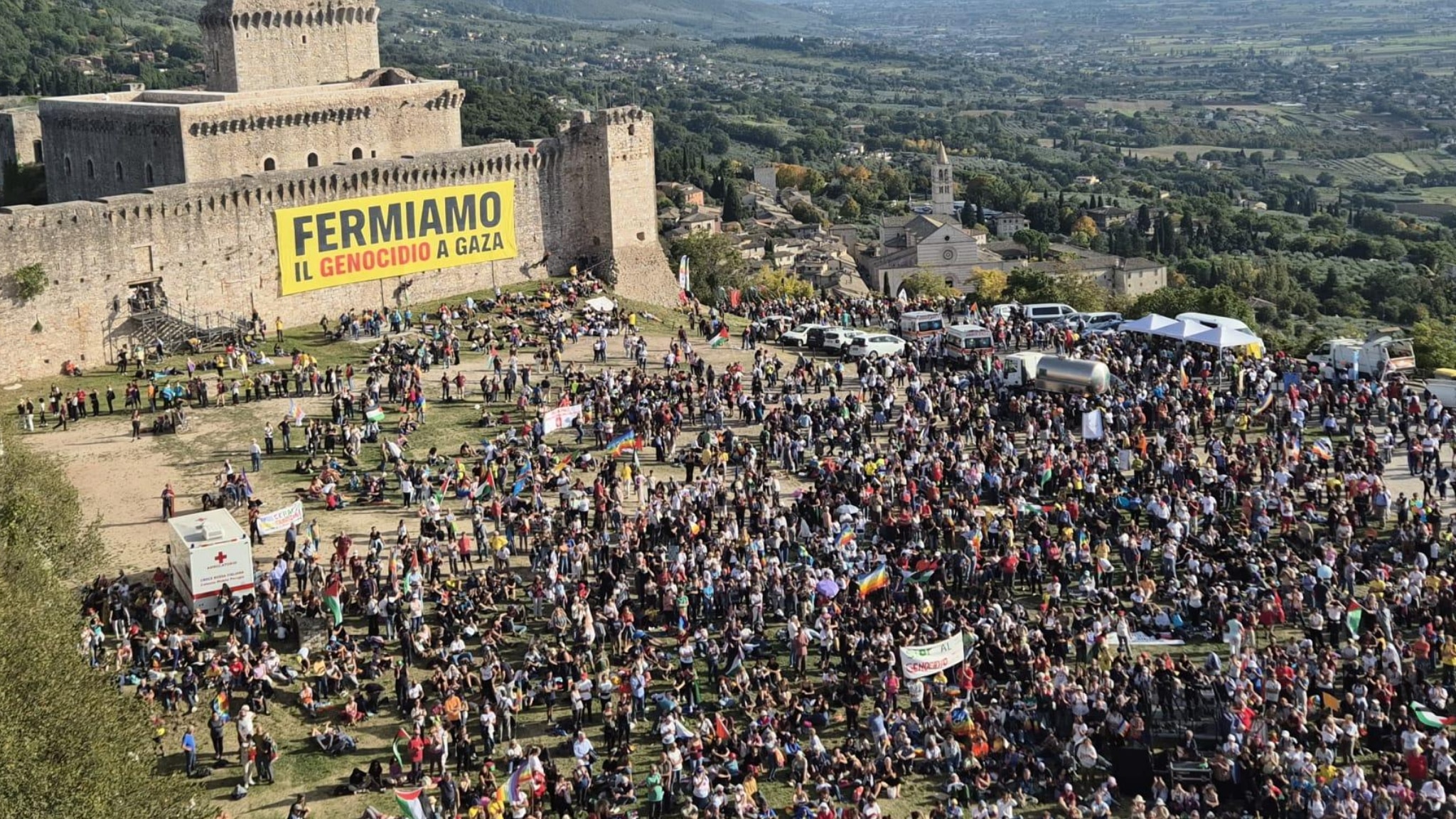 Decine di migliaia di persone gridano per la pace dalla rocca di Assisi ...