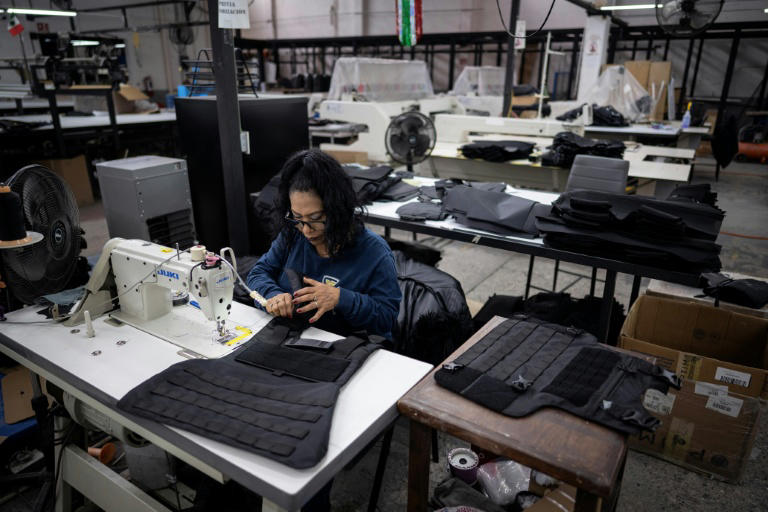 Los trabajadores del Grupo Armoring ensamblan chalecos antibalas en las instalaciones de la empresa en la Ciudad de México el 6 de octubre de 2025