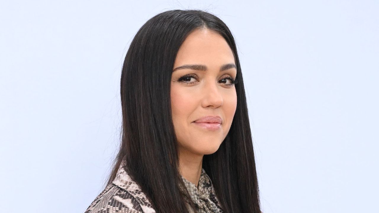 I never thought gray and brown could be chic together, but Jessica Alba ...