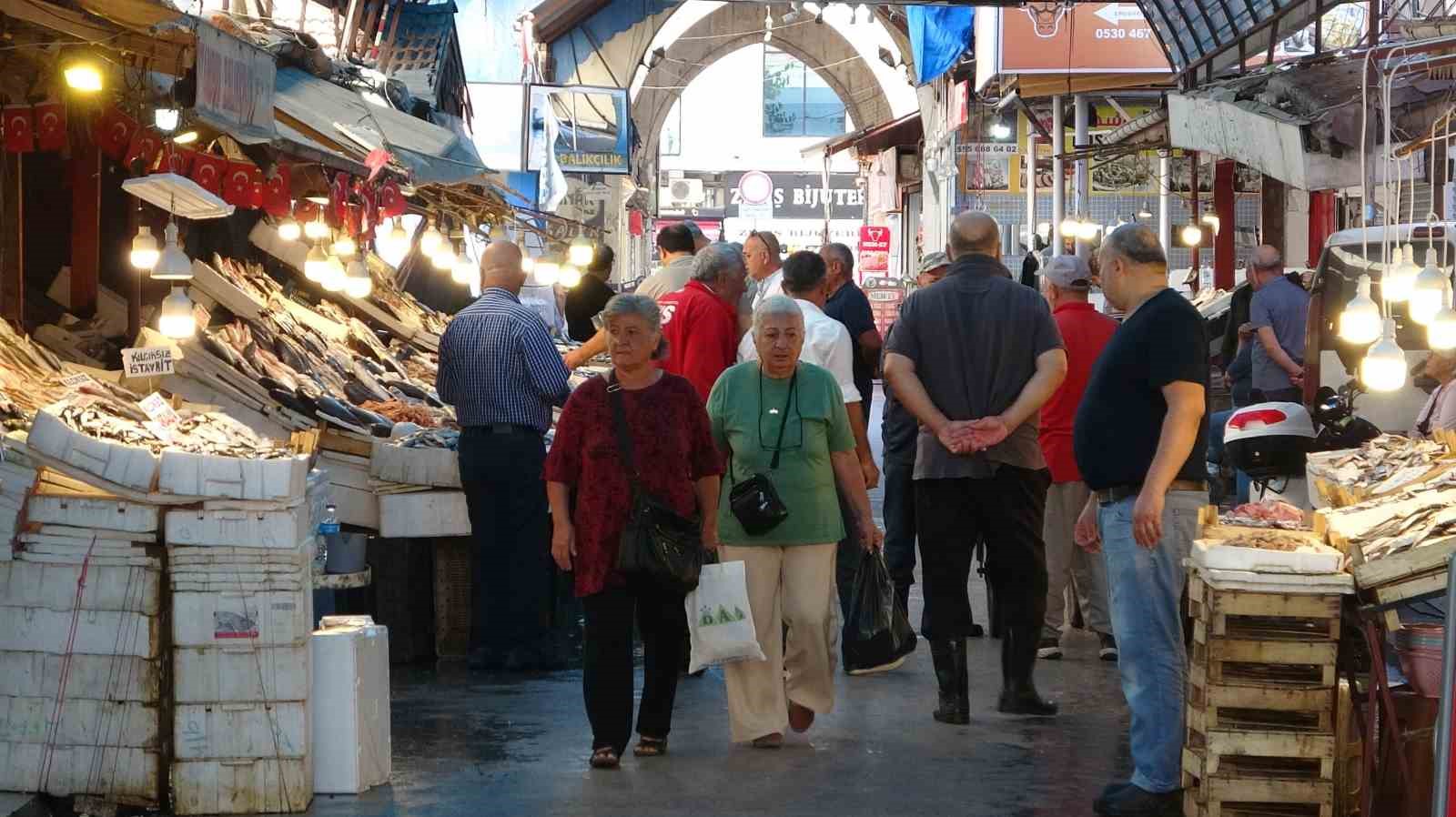 AKDENİZ'DE BALIK AVI SEZONUNUN AÇILMASININ ÜZERİNDEN YAKLAŞIK BİR AY GEÇERKEN MERSİNLİ BALIKÇILAR, HEM BOLLUK HEM DE UYGUN FİYATLARLA SEZONA MEMNUN BAŞLADI.