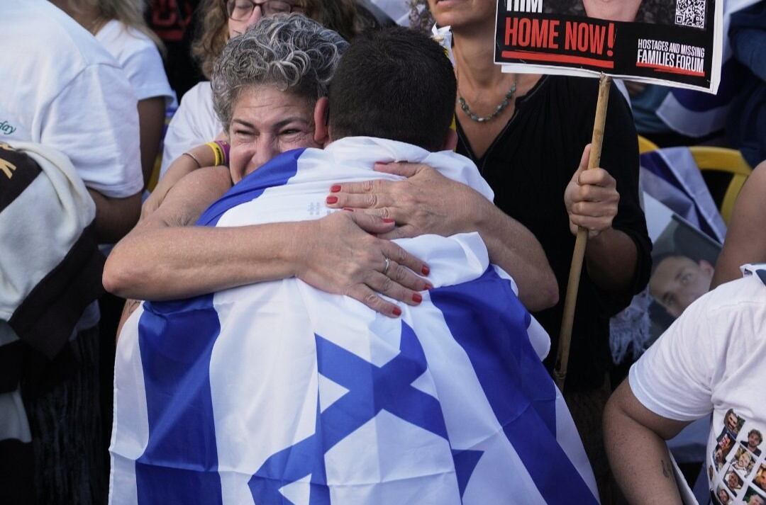 Madre abraza a joven isrealí. foto x: @theage