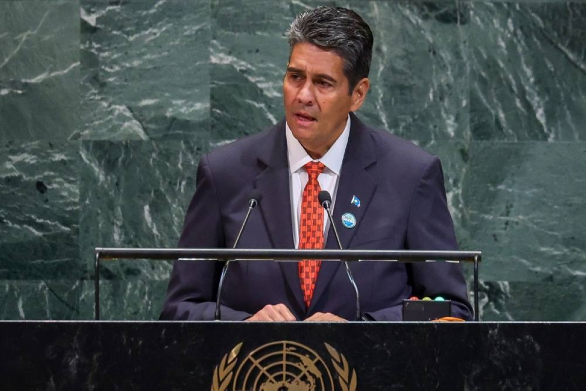 palau-leader-in-world-first-underwater-interview