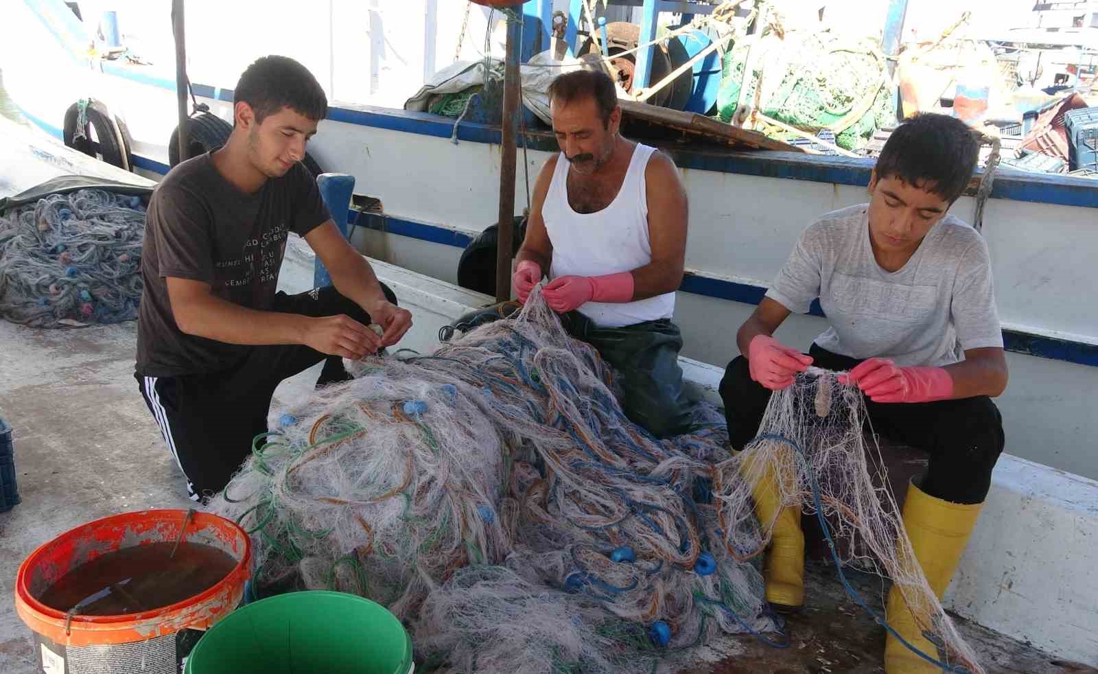 MERSİN BALIKÇI BARINAĞI'NDA YAKLAŞIK 35 YILDIR BALIKÇILIK YAPAN KEMAL KAÇAN, OĞLU İLE BİRLİKTE İKİ TEKNEYLE AKDENİZ'E AÇILDIKLARINI SÖYLEDİ.