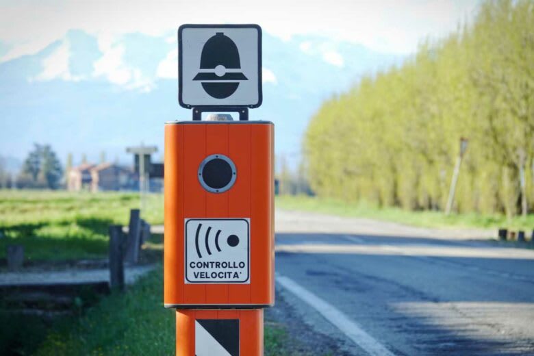 Les radars italiens sont de couleur orange. Photo d’illustration non contractuelle. Crédit : Shutterstock