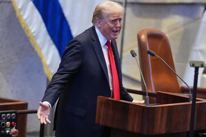 O presidente dos Estados Unidos, Donald Trump, discursa na Knesset, o Parlamento de Israel, em Jerusalém Foto: Evan Vucci/ AP