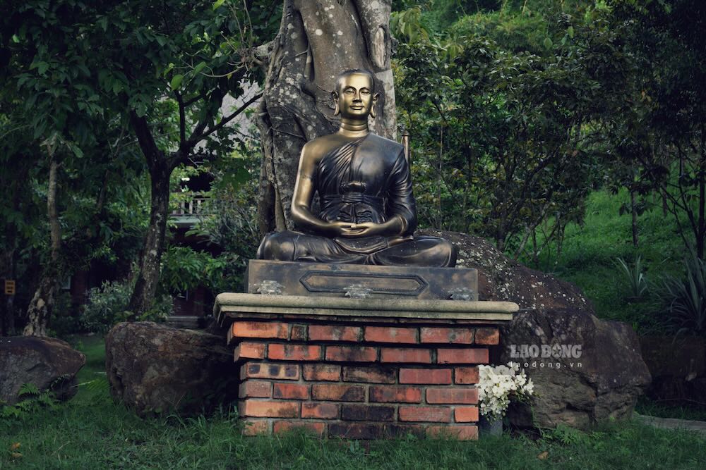 Khuôn viên ngoại viện của chùa có nhiều công trình ấn tượng như vườn cỏ đá, ngũ hồ, thư pháp đình.