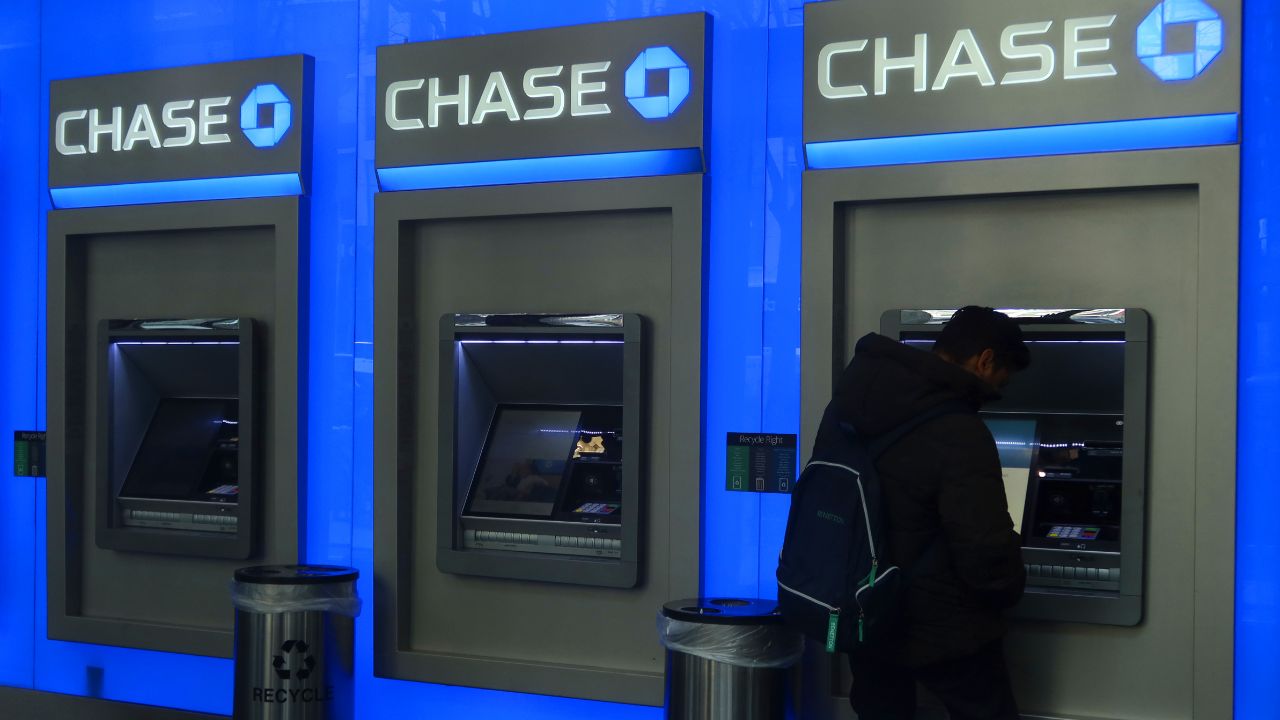 A man using a Chase ATM.