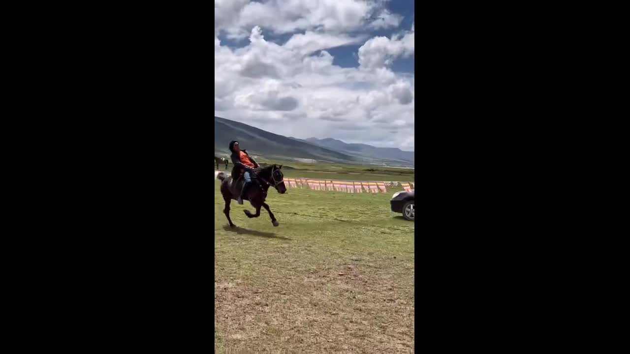 Rider maintains balance on fast-running Mongolian horse in Sichuan, China