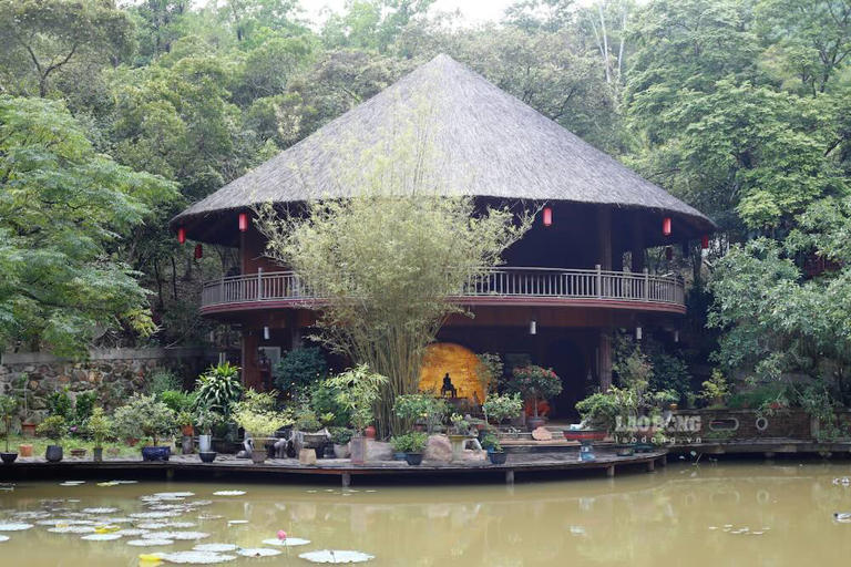 Tọa lạc ở thôn Chầm, phường Hương Trà, TP Huế, cách trung tâm thành phố khoảng 14km, chùa Huyền Không Sơn Thượng mang trong mình một vẻ đẹp hữu tình và đầy thơ mộng.