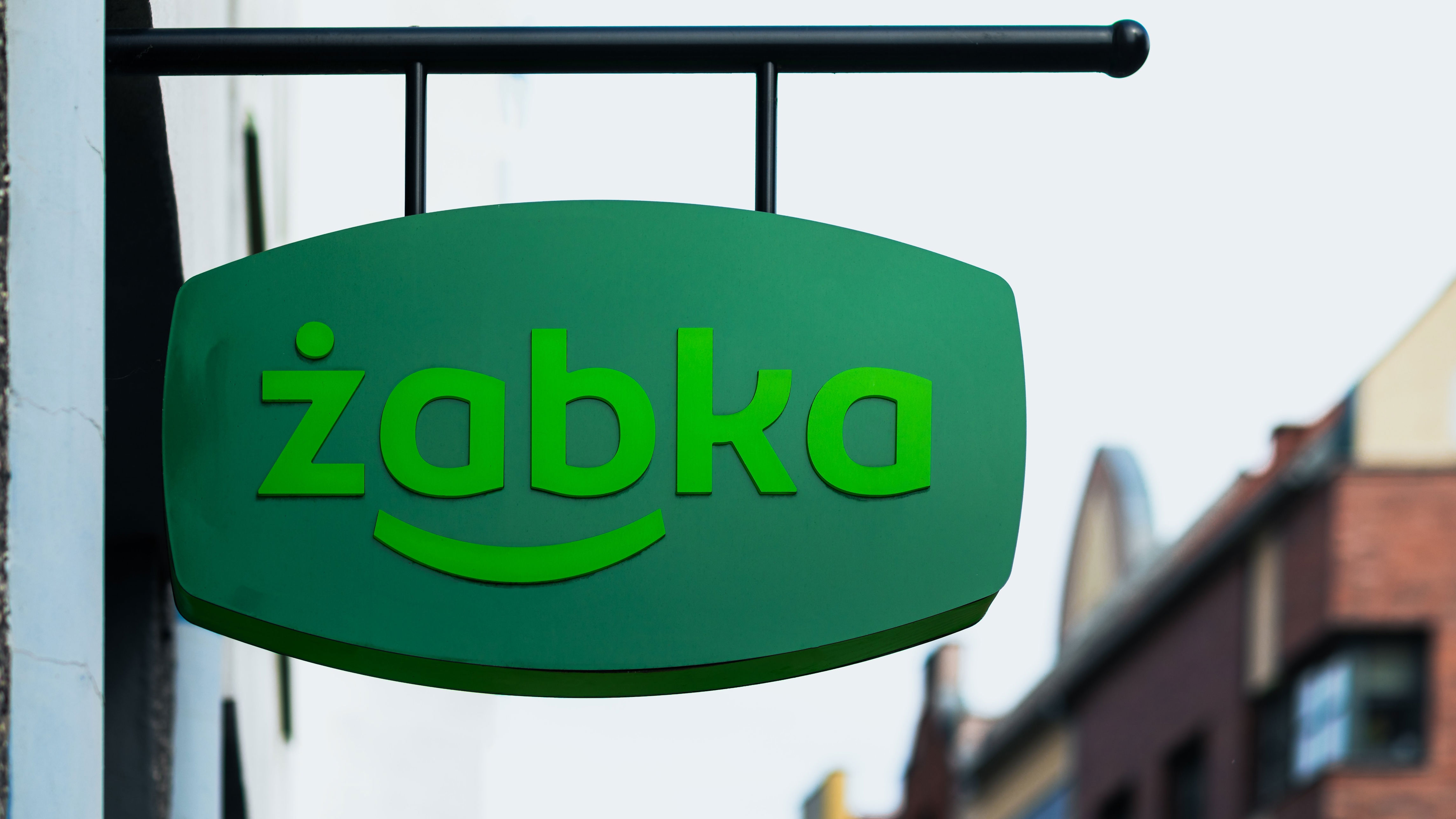 Niepełnosprawny klient nie mógł nadać paczki w Żabce. Sieć reaguje na ...
