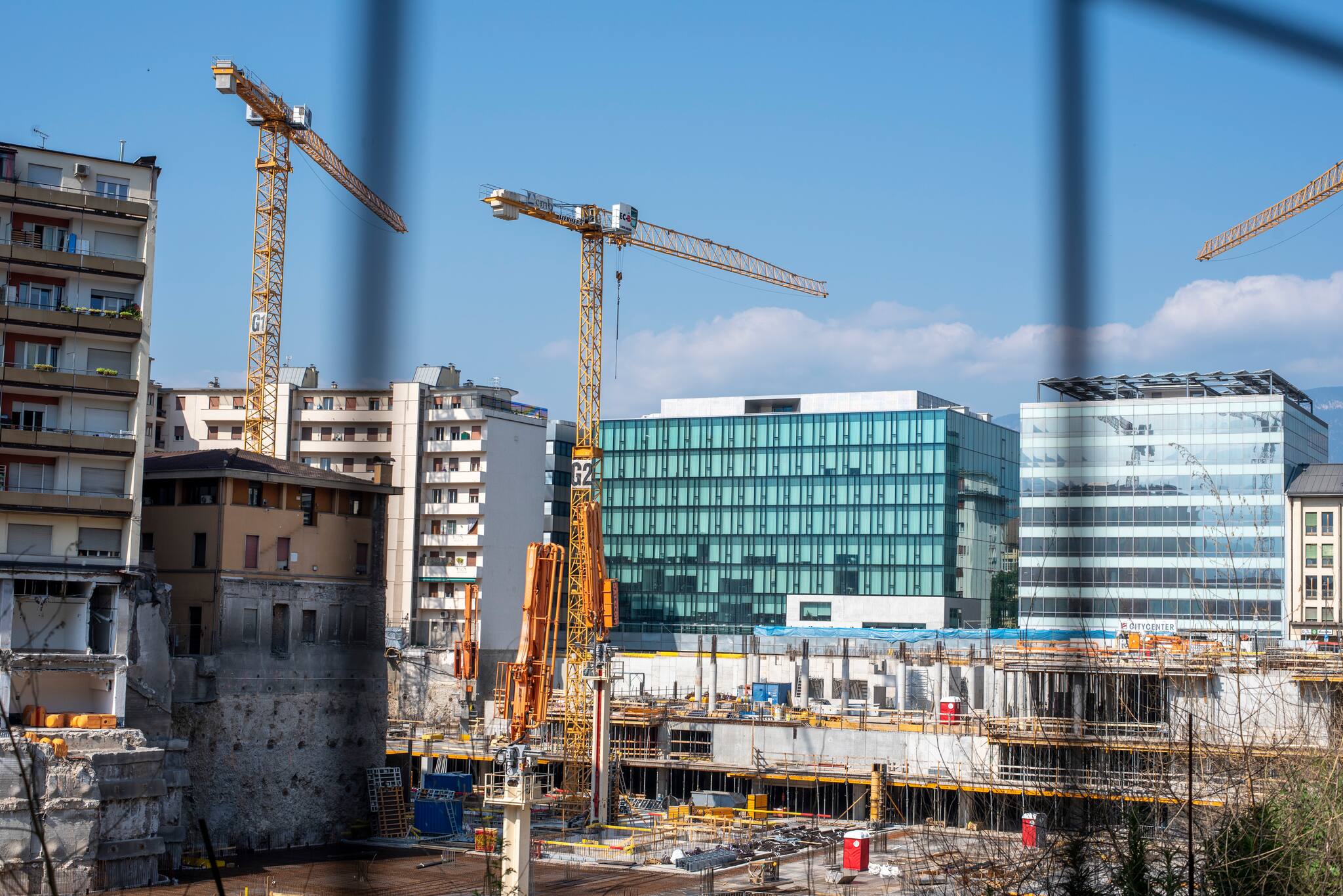 Eine riesige Baugrube klafft im Zentrum von Bozen zwischen dem Waltherpark und dem Hauptbahnhof - auch ein Benko-Projekt. Quelle: picture alliance / dpa-Zentralbild