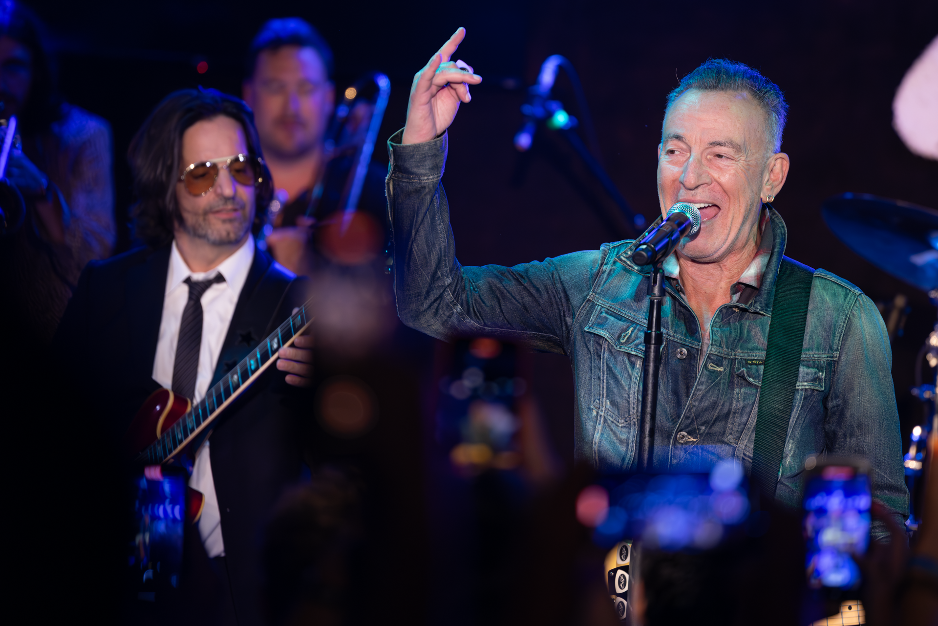 Bruce Springsteen surprises Stone Pony audience at Sea Hear Now ...