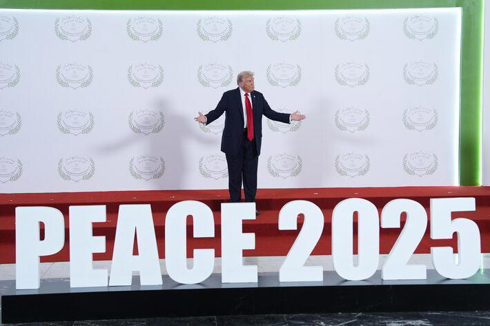 O presidente dos Estados Unidos, Donald Trump, participa de uma cúpula em Sharm el-Sheikh, no Egito Foto: Evan Vucci / AP
