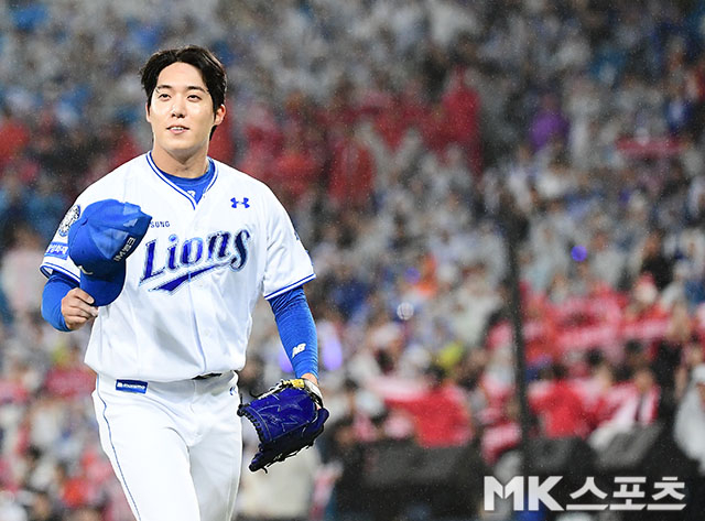 포스트시즌에서 팬들에게 인사하는 원태인