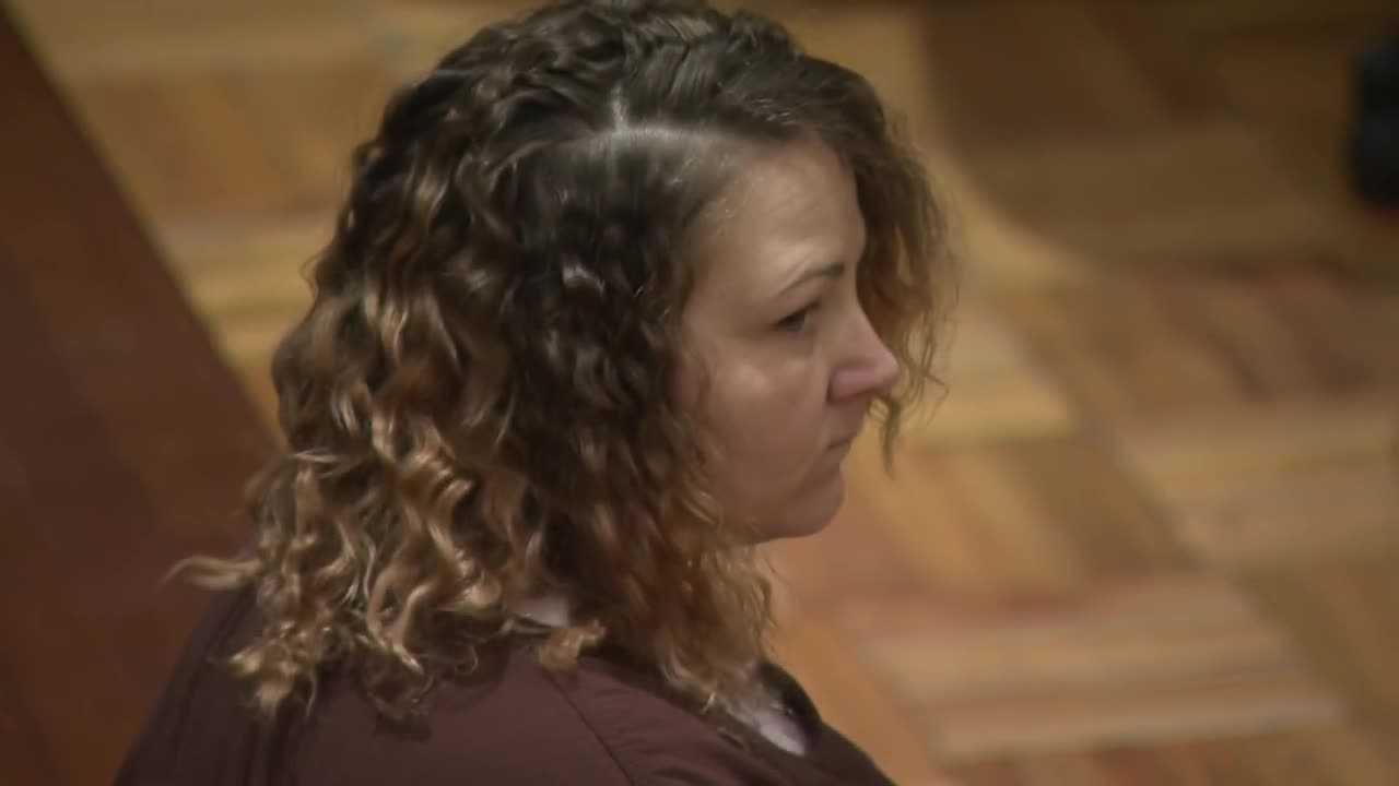 Woman charged in child's kidnapping and murder to consider plea deal