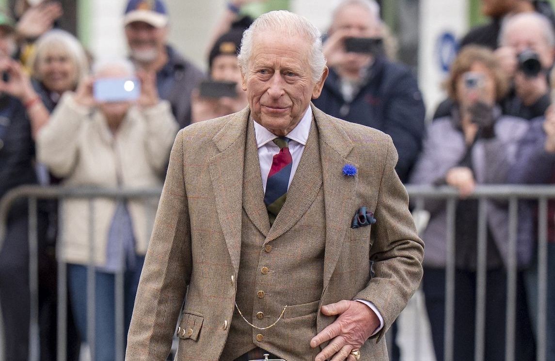 Charles III : tout sourire, son frère Edward retrouve Albert et ...